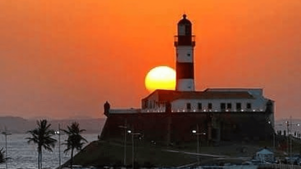 Veja um lindo Pôr do Sol no Farol da Barra.
