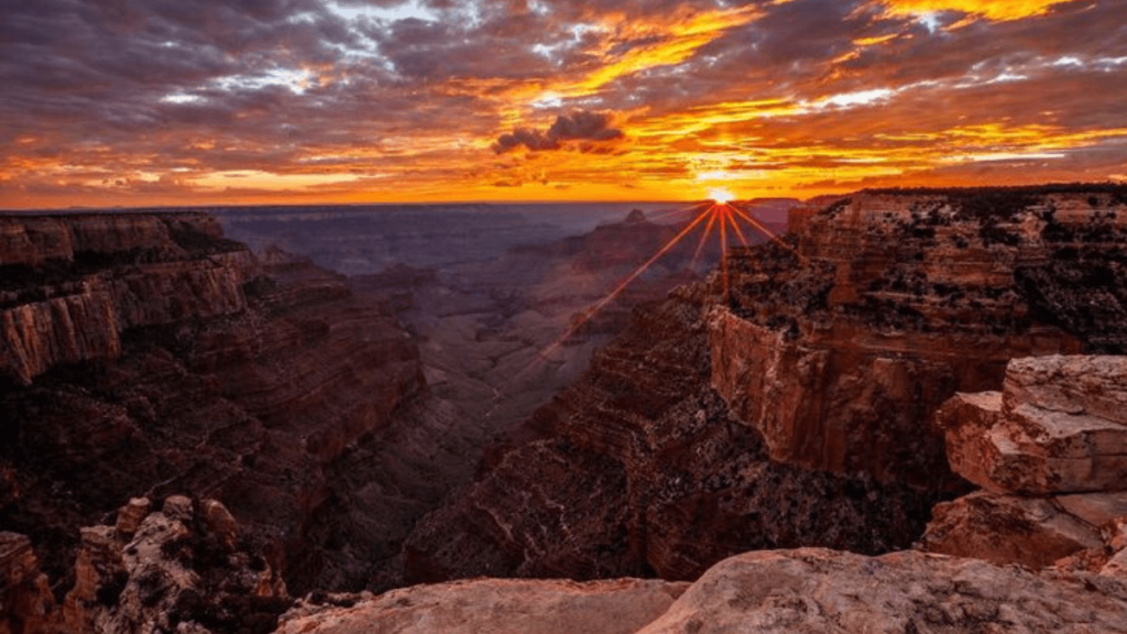 Veja o lindo pôr do sol no Grand Canyon.