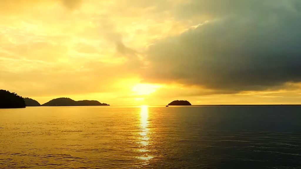 Nascer do sol na ilha de Itacuruçá.