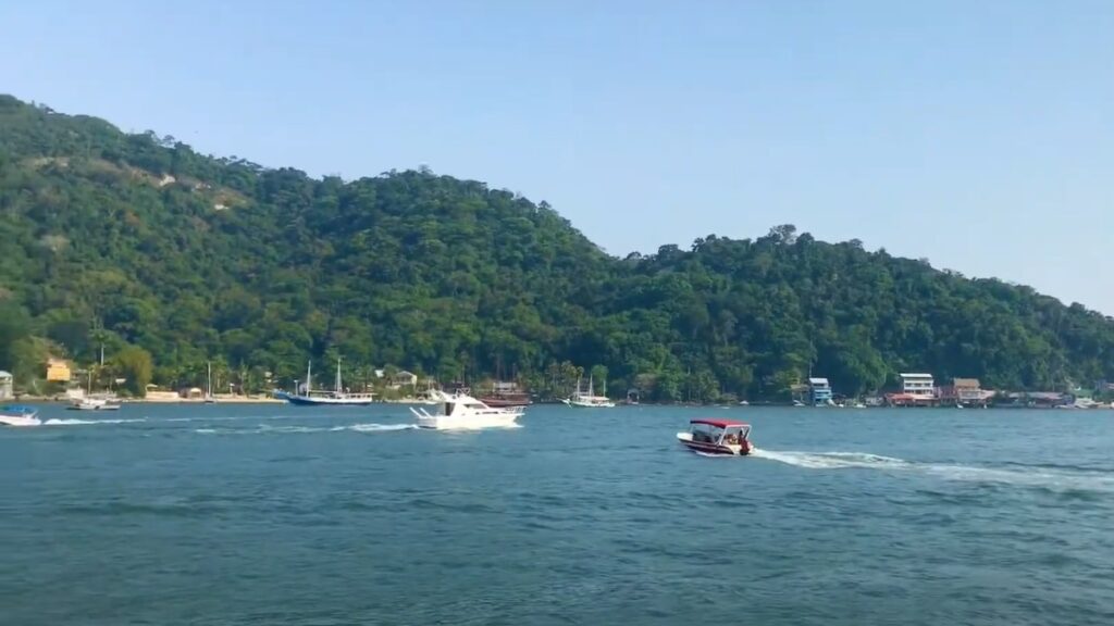 Imagem do mar da praia de Itacuruçá.