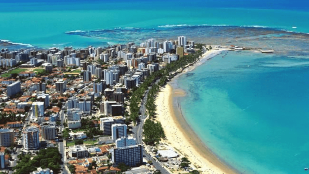 Imagem da Praia de Pajuçara, em Maceió, Alagoas.