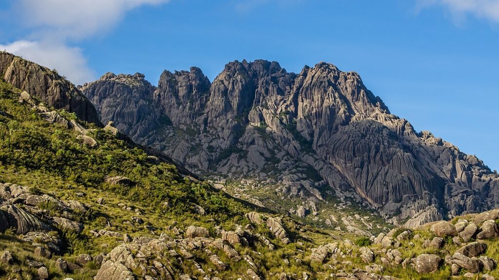 Imagem do Pico das Agulhas Negras.