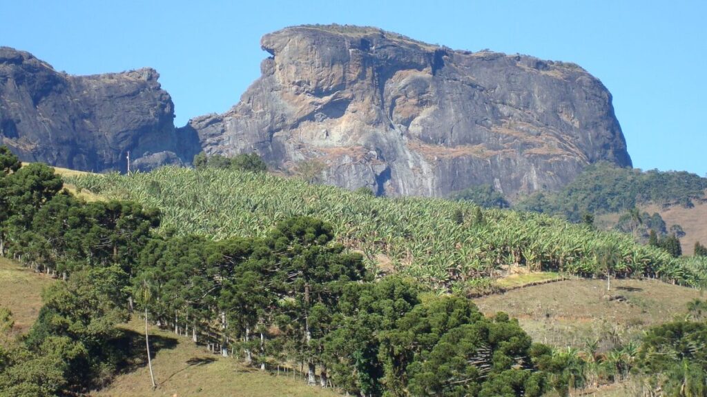 Imagem distante destacando a Pedra do baú.