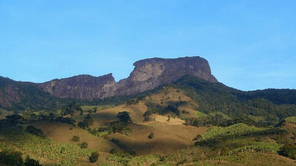 Vista de longe da Pedra do Baú