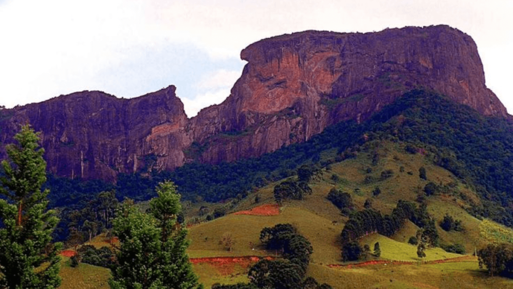 conheça a Pedra do Baú