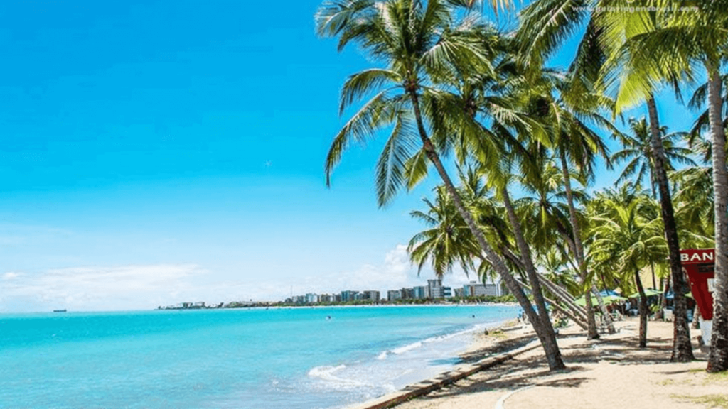 Imagem da praia de Ponta Verde, na capital de Alagoas.