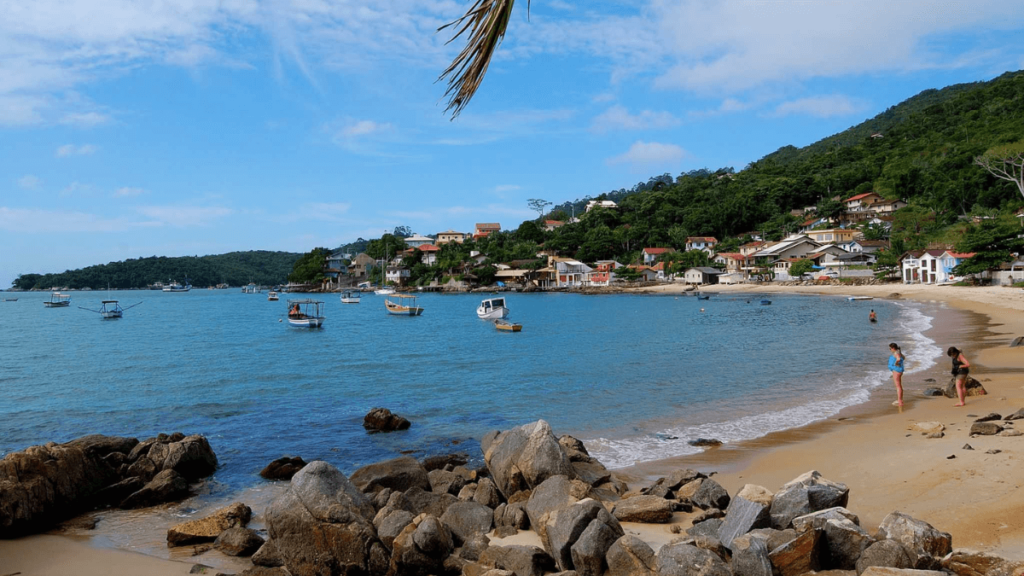 Imagem de uma praia da cidade de Porto Belo