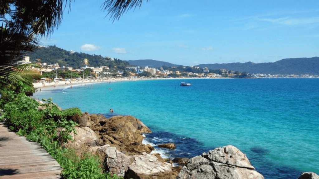Imagem da praia de Bombinhas em Porto Belo.