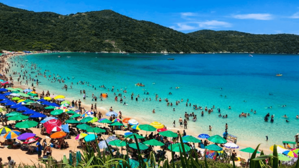 Imagem da Praia do Forno, localizada em Arraial do Cabo