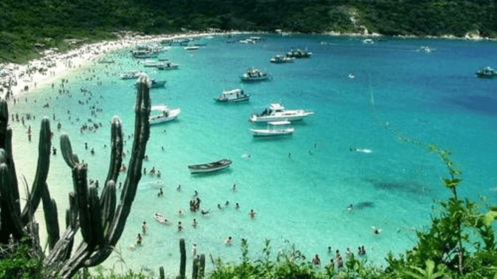 Imagem da vista na Praia do Forno, RJ