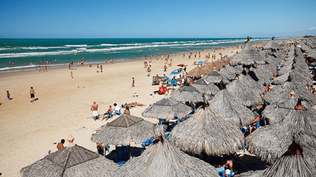 Imagem da Praia do Futuro, na cidade de Fortaleza. 