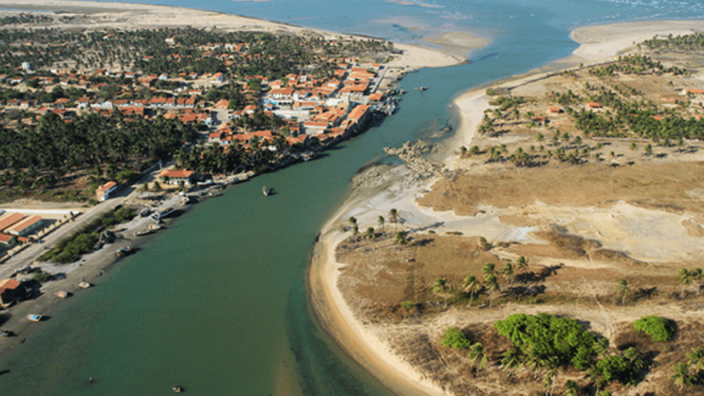 Conheça a avista de longe da Praia Torrões