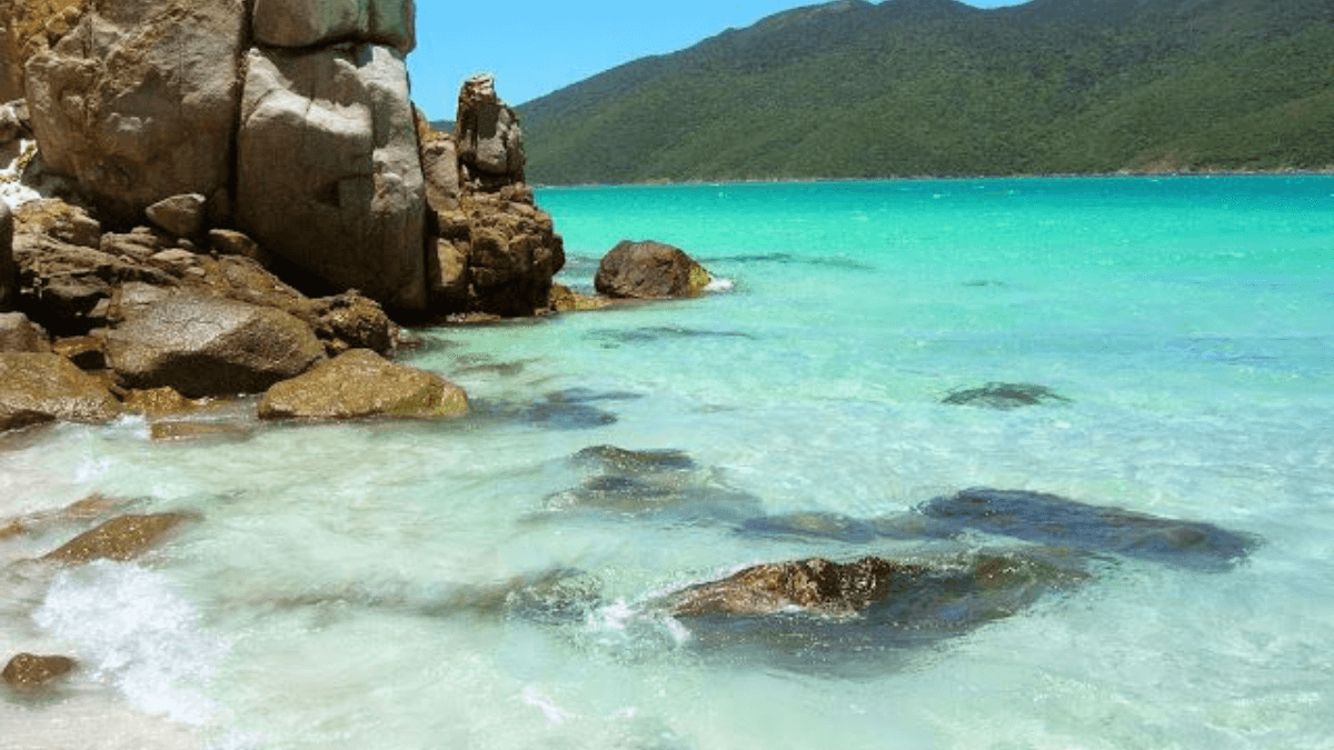 Água cristalina no Pontal do Atalaia