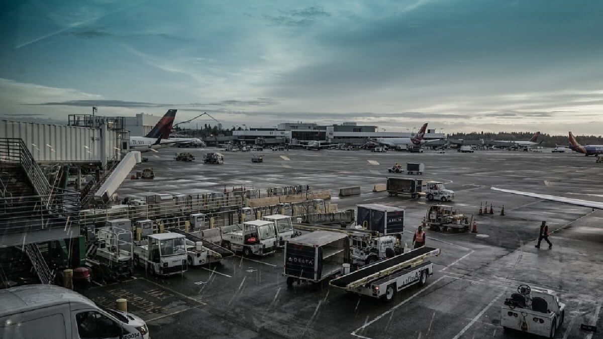 Aeroporto de Los Angeles com um tempo nublado.
