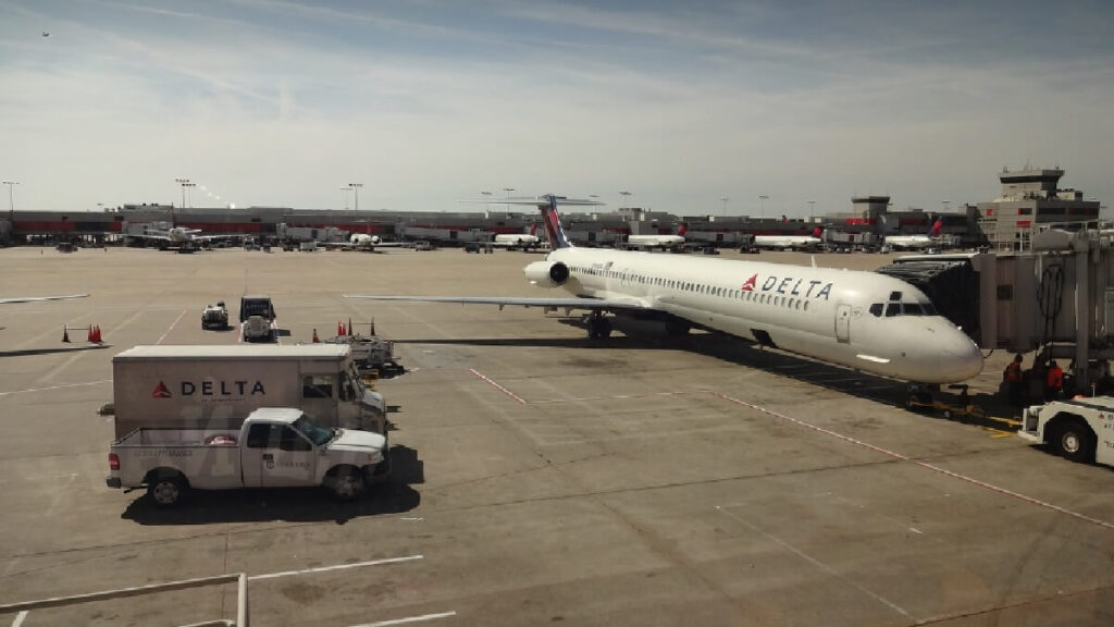 aeroporto com um avião branco da Delta.