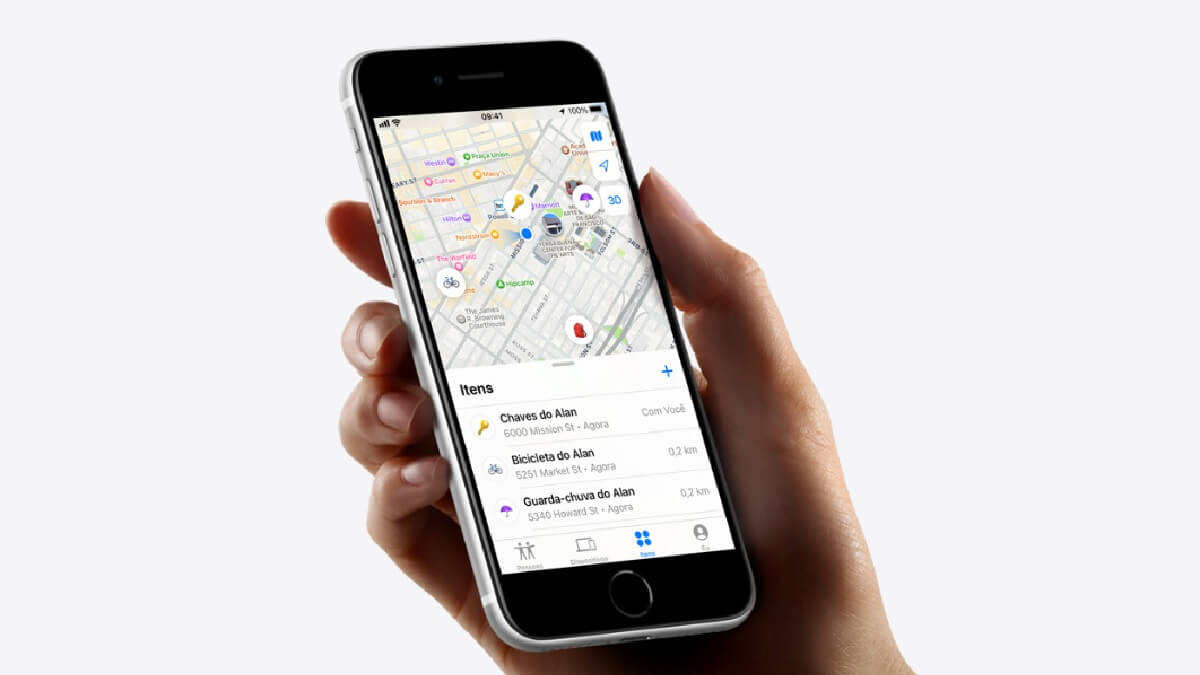 Celular preto da Apple com a localização mostrando na tela.