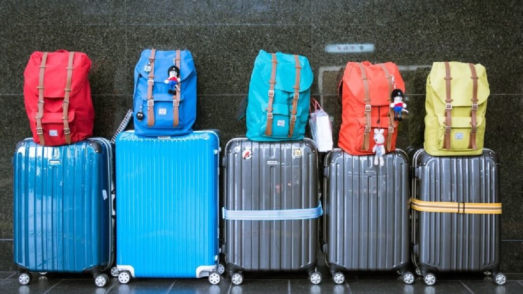 Malas coloridas em um aeroporto.
