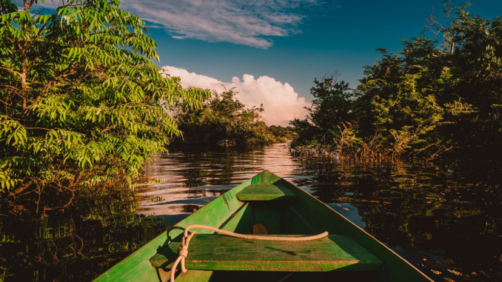 imagem de barco em rio no Amazonas
