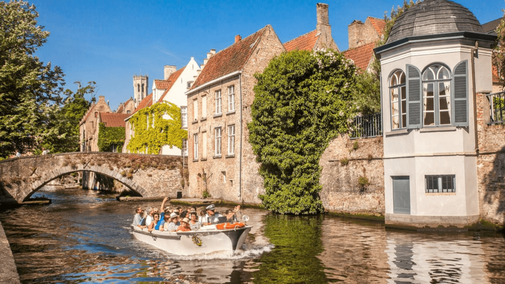 Lindo passeio de barco em Bruges