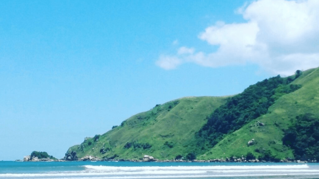 Imagem das montanhas na Praia de Barequeçaba