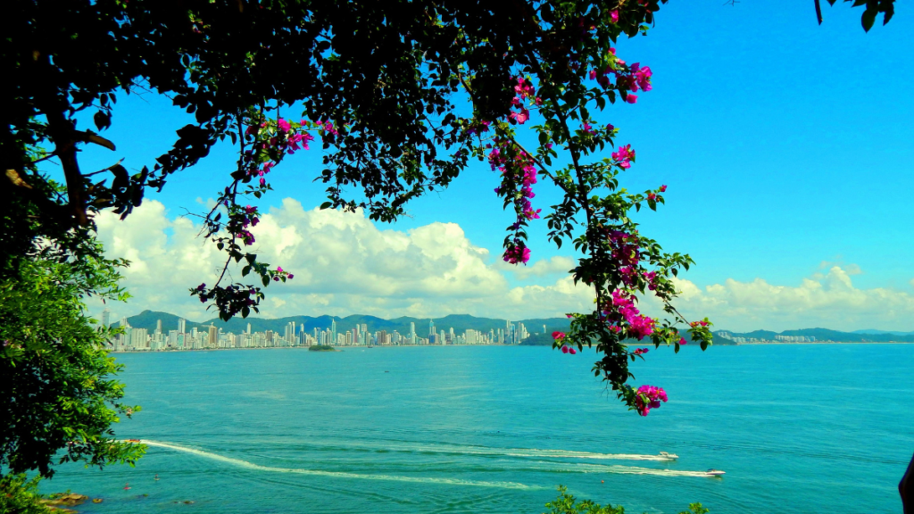 Conheça Praia das Laranjeiras