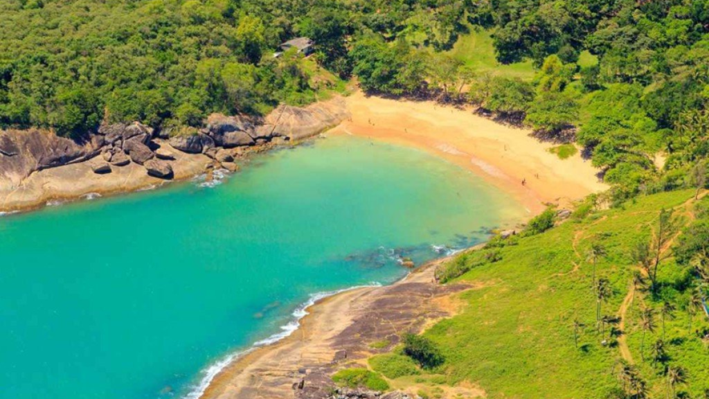 Conheça Praia dos Padres