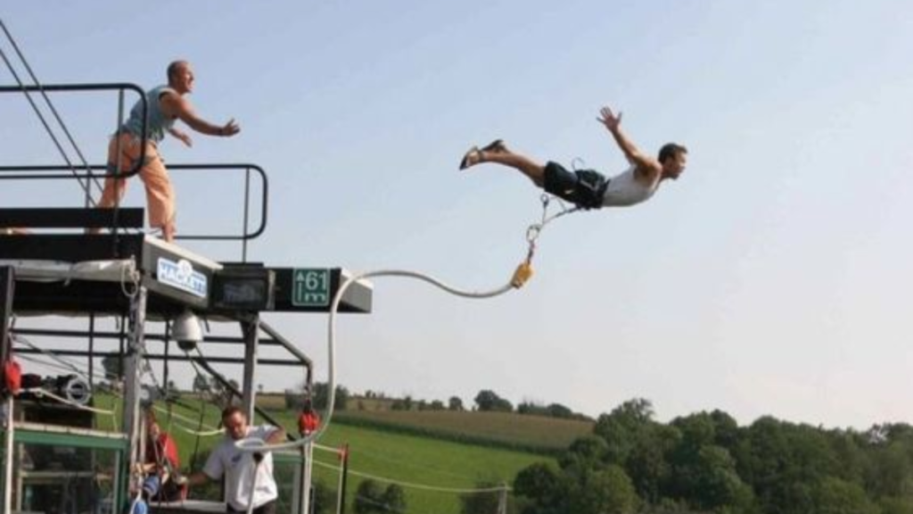 Homem pulando de Bungee Jump