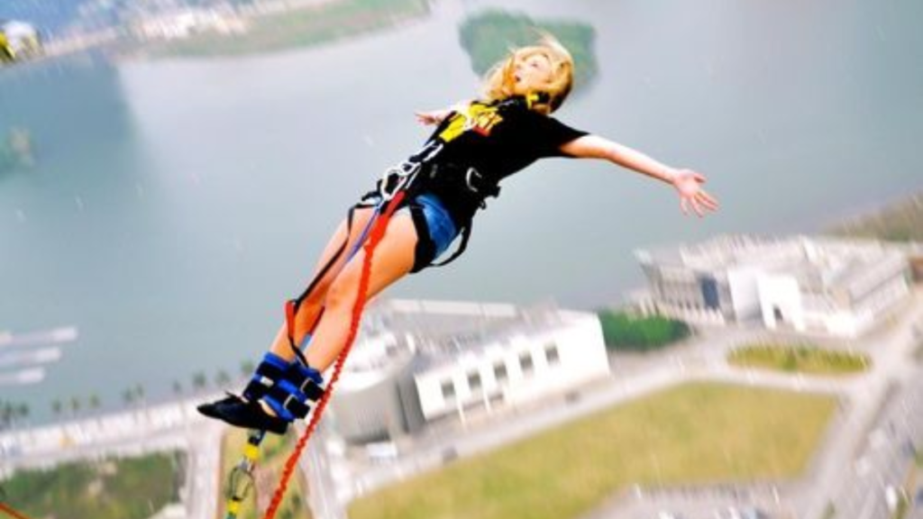 Mulher pulando de Bungee Jump