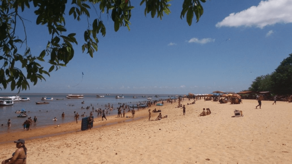 Praia na Ilha de Cotijuba