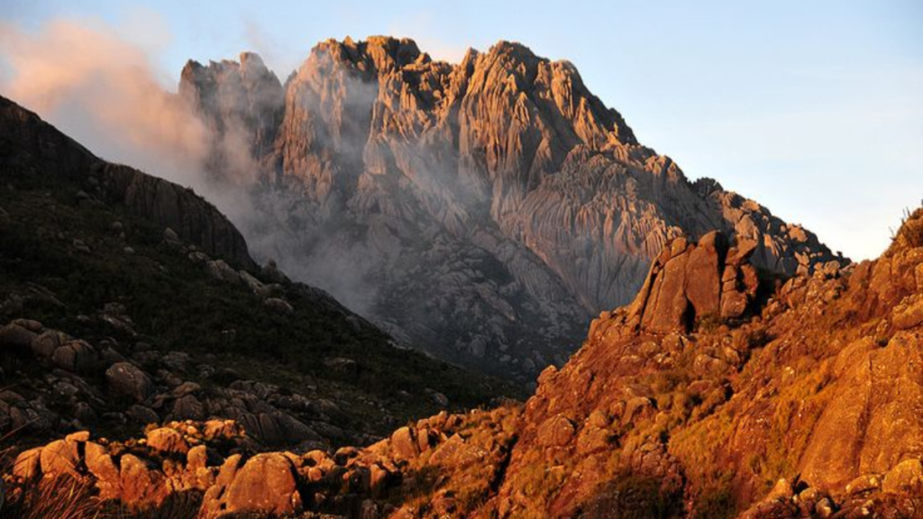 Linda imagem do Pico das Agulhas Negras