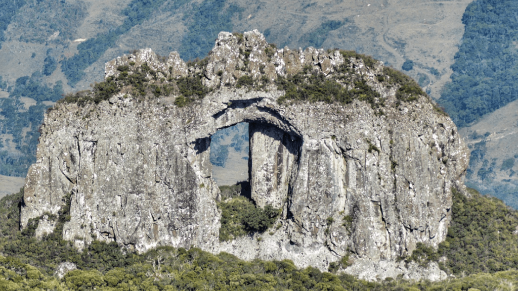 Pedra furada Serra do Corvo Branco