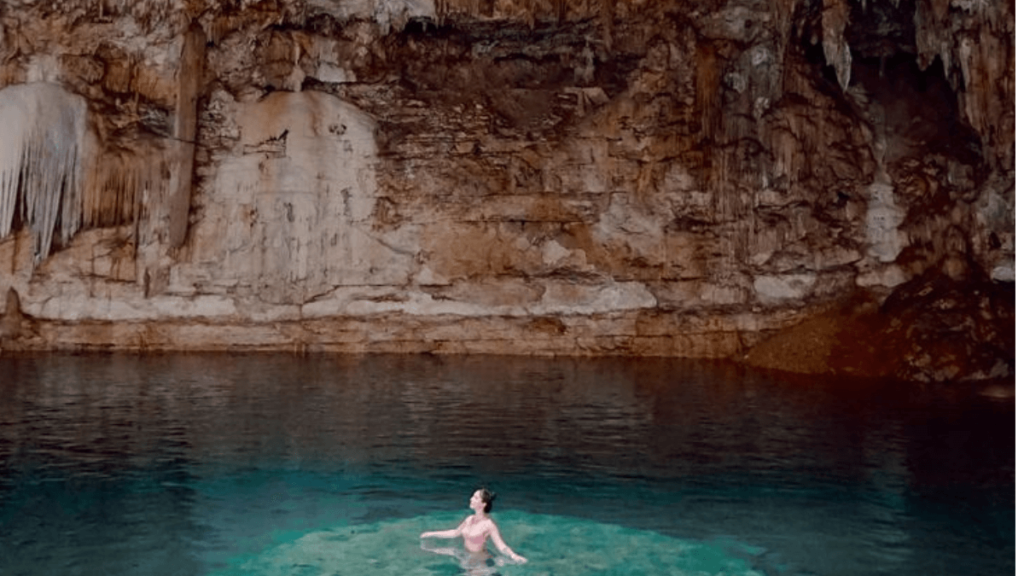 Uma banhista em caverna com água, chamada de cenote, água cristalina. Uma opção do que fazer em Cancún