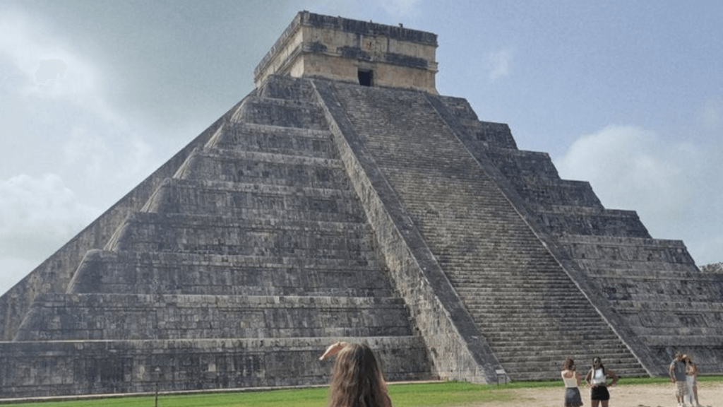 Pirâmide histórica de Cancún com turistas.