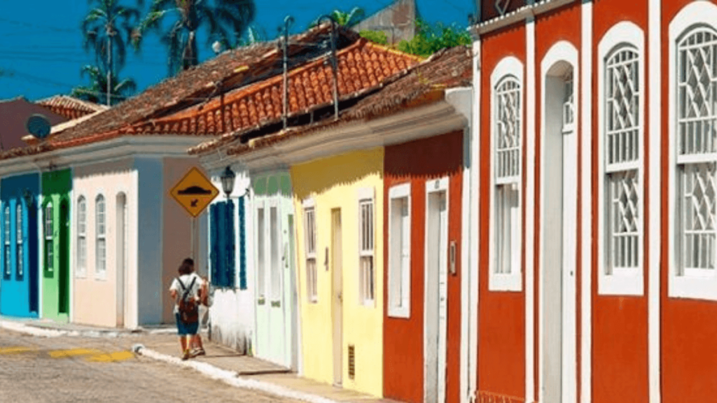 Ruas calmas de paralelepípedo, casas com arquitetura mais antiga no estilo litoral, todas as casas coloridas e bonitas.