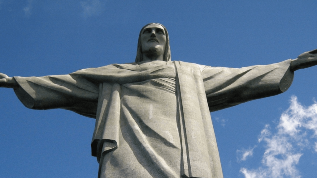 cristo redentor de perto com o céu azul de fundo.
