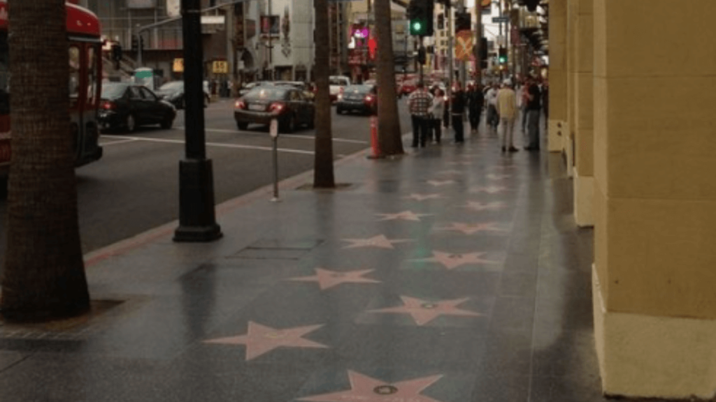 Hollywood: Ponto turístico.
Calçada da fama com pessoas.