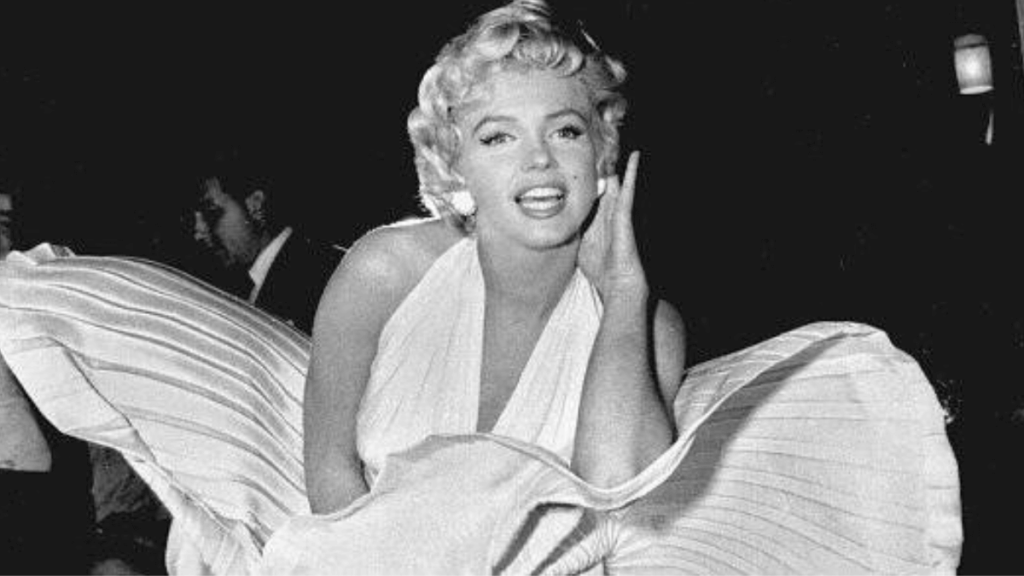 Hollywood: ponto turístico sobre a
Marilyn Monroe, em cena do filme O pecado mora ao lado. Com seu vestido branco esvoaçante.