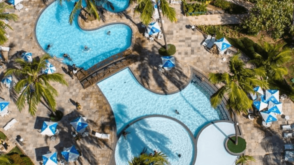 Visão panorâmica do Hotel Salinas em Maragogi, com piscinas e muita natureza ao redor.