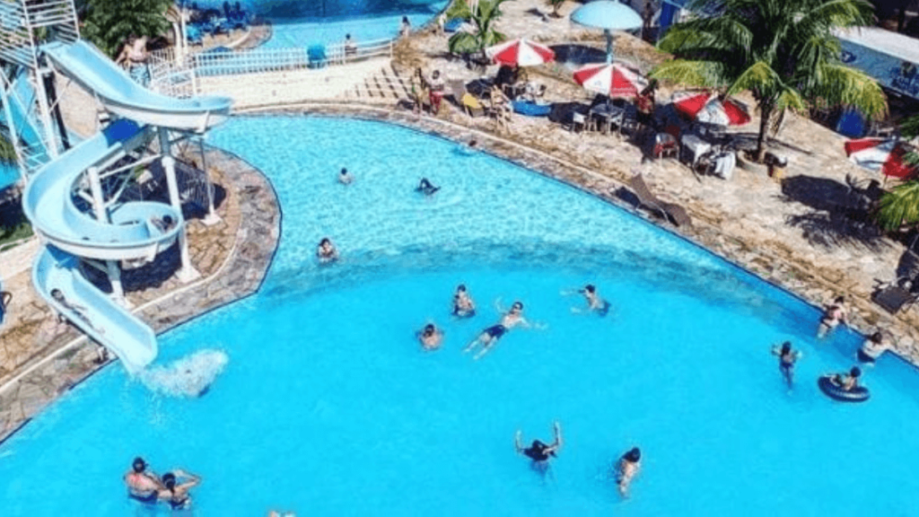 Pisicina enorme com toboga azul, e turistas aproveitam Porto Rico no Parana