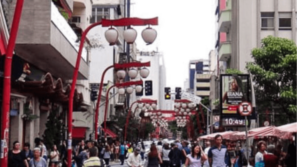 bairro da liberdade com sua luzes vermelhas estilo japones, rua sempore movimentada 