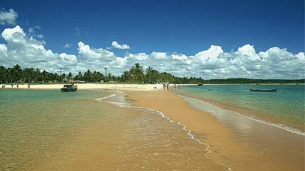 O passeio na Praia Coroa Vermelha é um trecho de areia que adentra ao mar, que lembra o caminho de Moisés