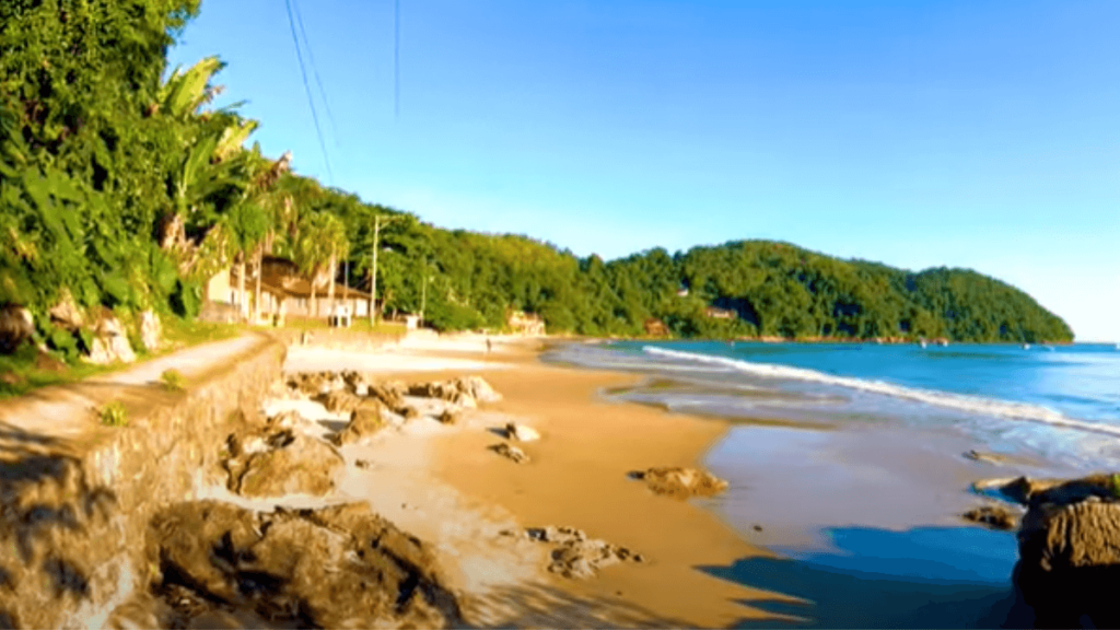 A praia do Engenho com seu mar limpo e a natureza ao redor da faixa de areia.