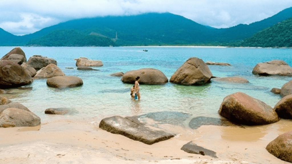 praia de prumirim, com aguas lcaras