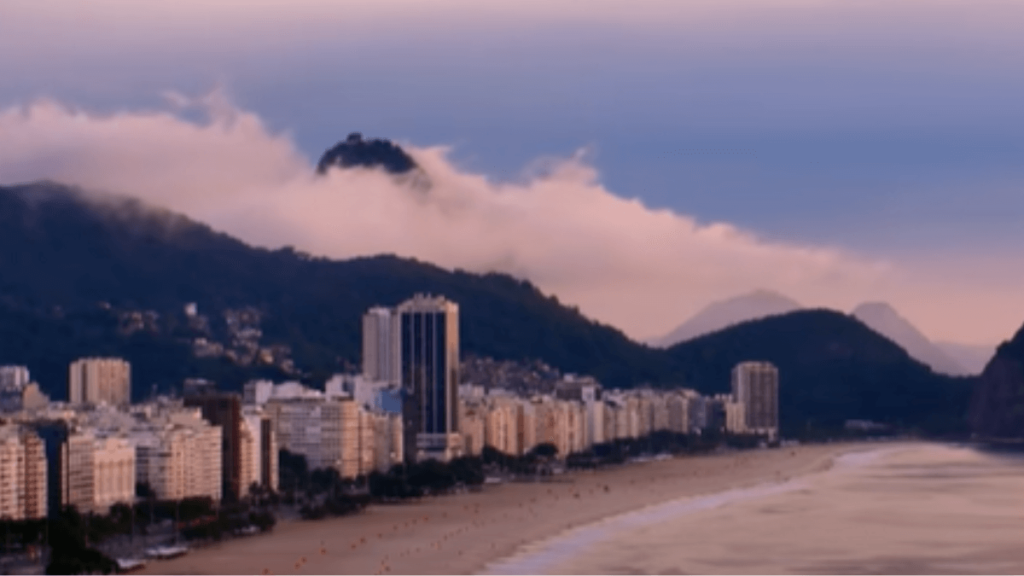 o amanhecer no rio de janeiro visão panorâmica dos morros com a cidade