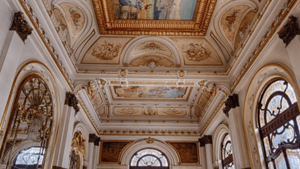 texto cheio de artes deliciadas com janelas grandes, lembra um castelo