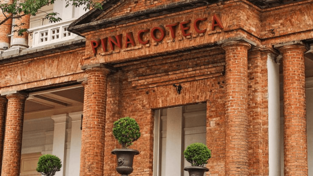 construção de tijolas coma  escrita em vermelho pinacoteca