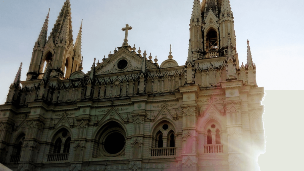 GRANDE IGREJA COM DUAS TORRER ARQUITETURA ANTIGA