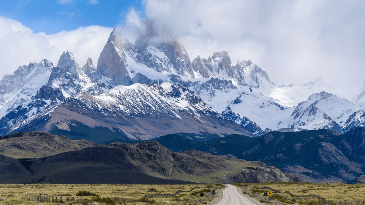 Cordilheira dos Andes com seus picos nevados, estrada de asfalto que chega a te o pé da montanha
