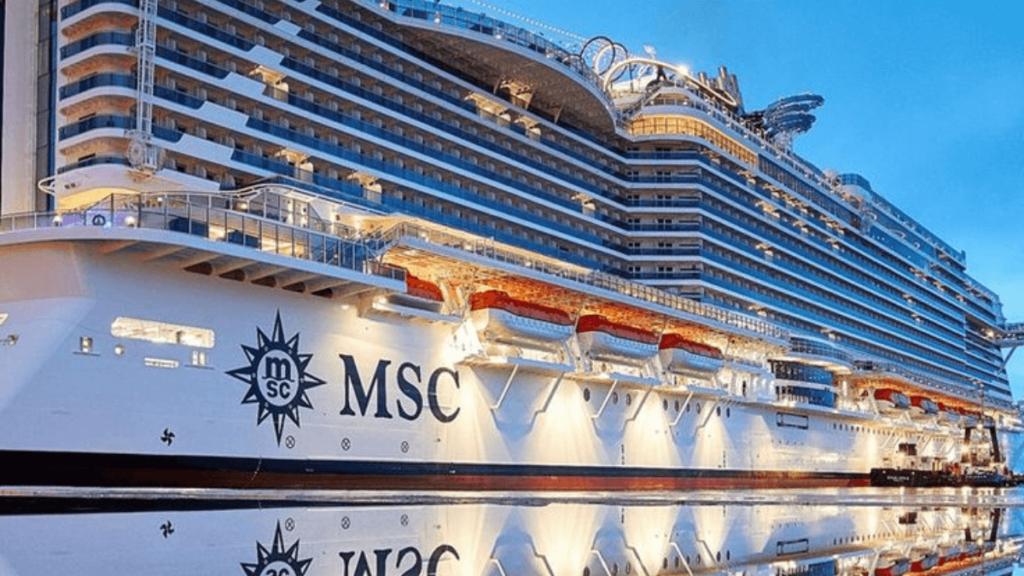 Tudo sobre cruzeiro .Visão de todo o cruzeiro MSC iluminado em alto mar