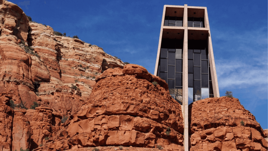 igreja minimalista em meio ao deserto do arizona